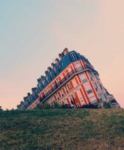 Behold, the optical illusion that is the sinking house of Montmartre. 