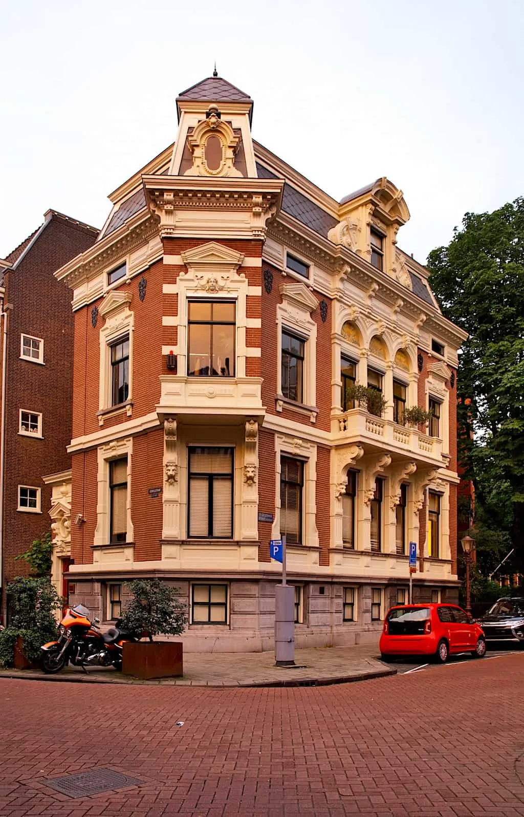 A house on Vondelstraat street in Amsterdam. Netherlands