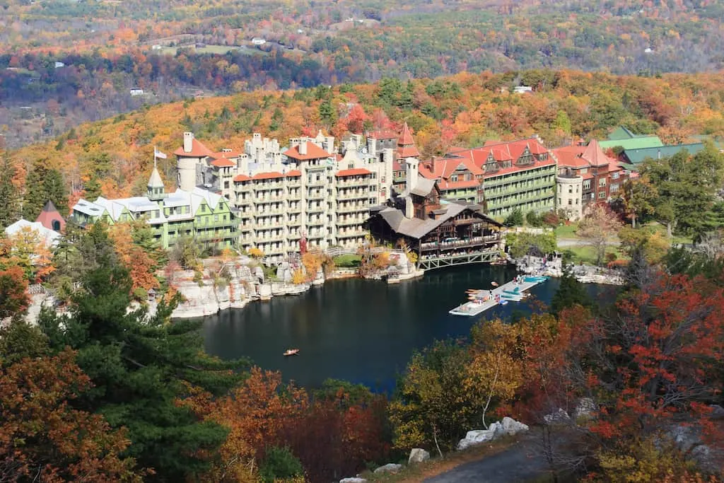 Looking down on Mohonk Lake and Mohonk Mountain House resort surrounded by sandstone cliffs and colorful Autumn trees in the Shawangunk Mountains of New York (Looking down on Mohonk Lake and Mohonk Mountain House resort surrounded by sandstone cliffs