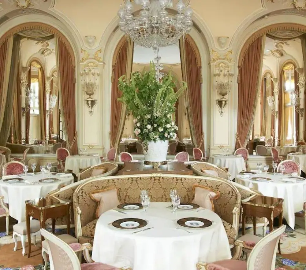 The luxurious dining room of the Ritza Paris, home of the best afternoon tea in Paris. 