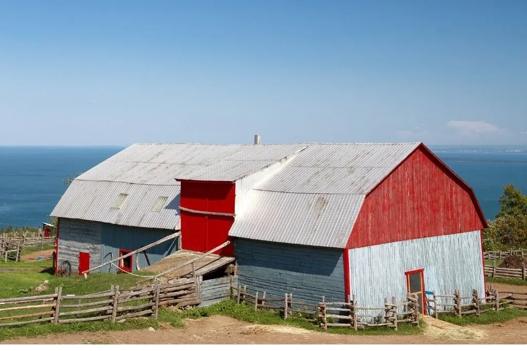 An old barn in La Malbaie during your Canada road trip itinerary. 