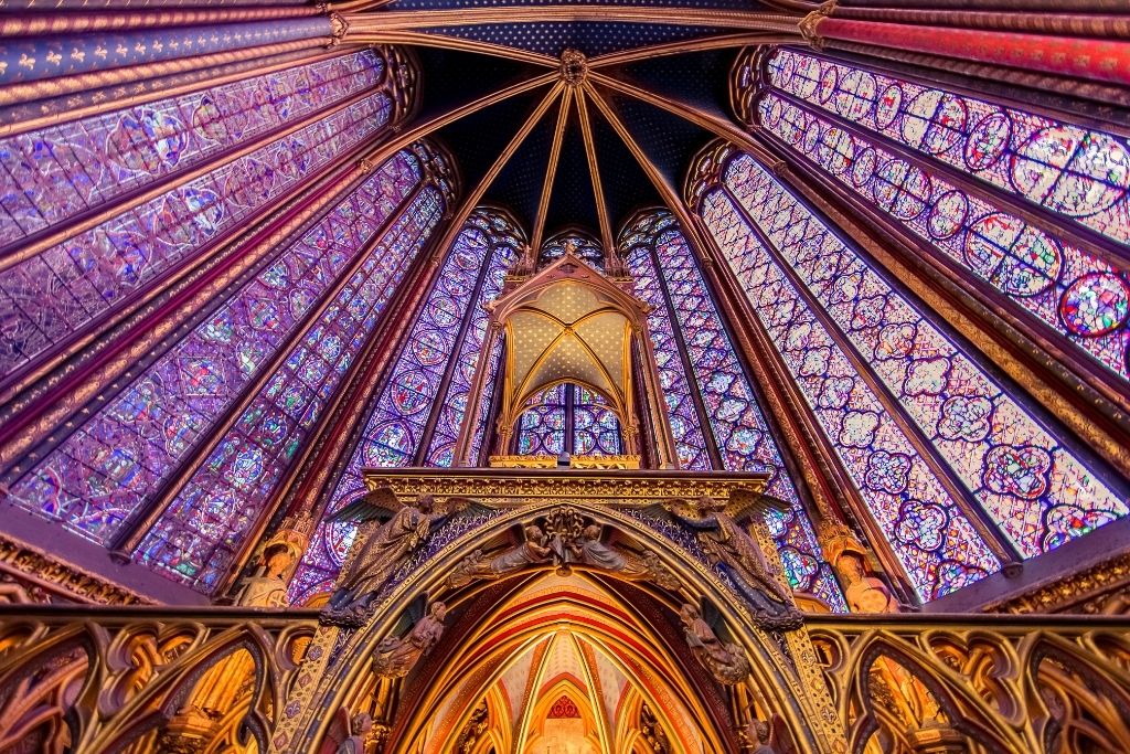 Beautiful stained glass windows of Sainte Chapelle during your 24 hours in Paris itinerary. 
