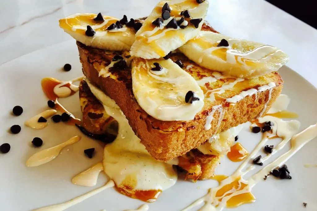Banana Frech toast with chocolate from one of the best brunch places in Montreal. 