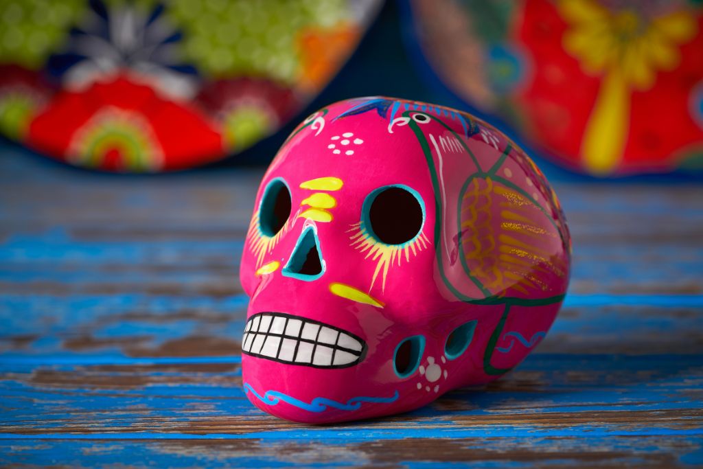 Vibrant pink skull that is a ía de Los Muertos Figurine.