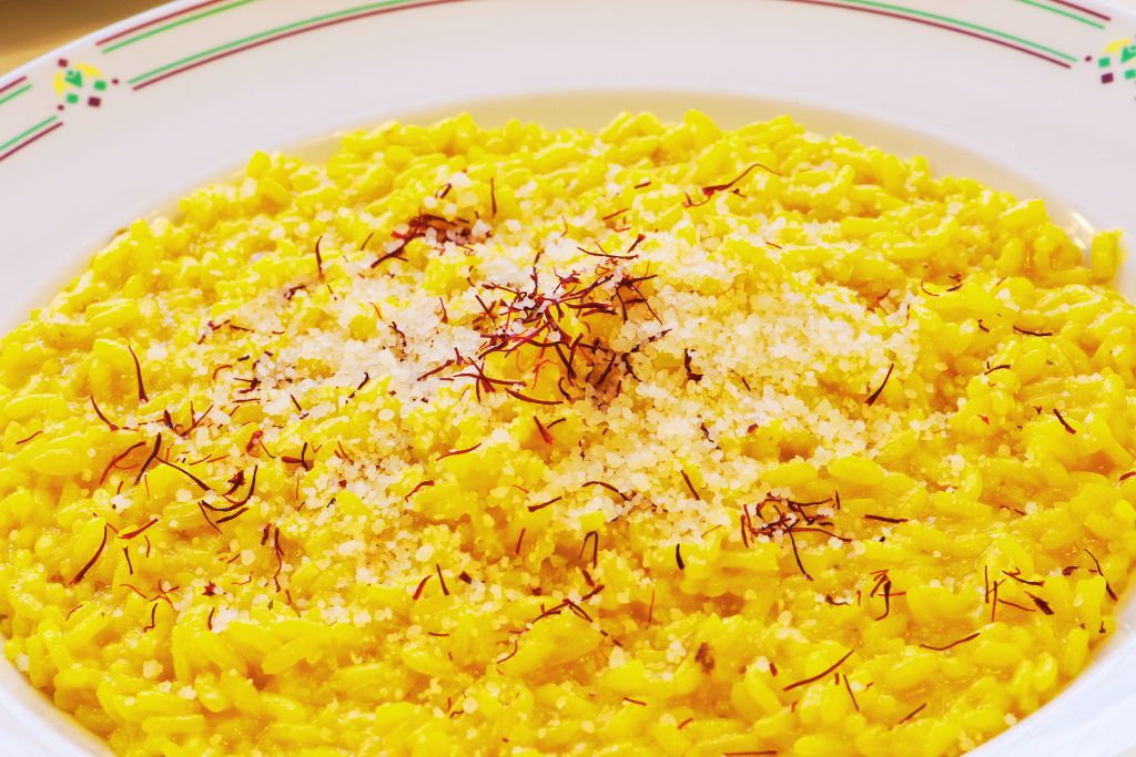 Milanese risotto on a plate/ 