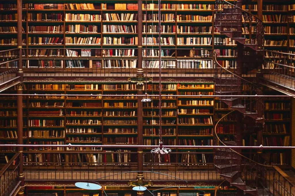 View of the books inside the shelves of the Rijksmuseum Library and the spiral staircase that you can see during 72 hours in Amsterdam. 