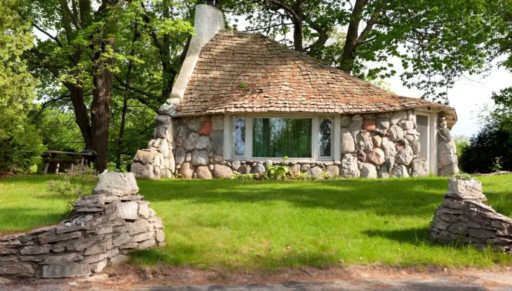 View of a charming stone house that looks straight out of a fairytale in Charlevoix. 