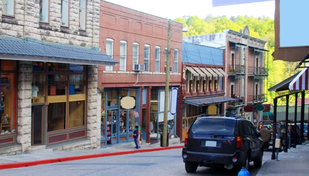 View of the charming Victorian-style buildings that line the streets of Eureka Springs in Arkansas. It's one of the most beautiful places in Arkansas.