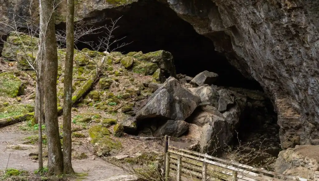 View of the rocks and caves that make Maquoketa Caves State Park famous in Iowa. 