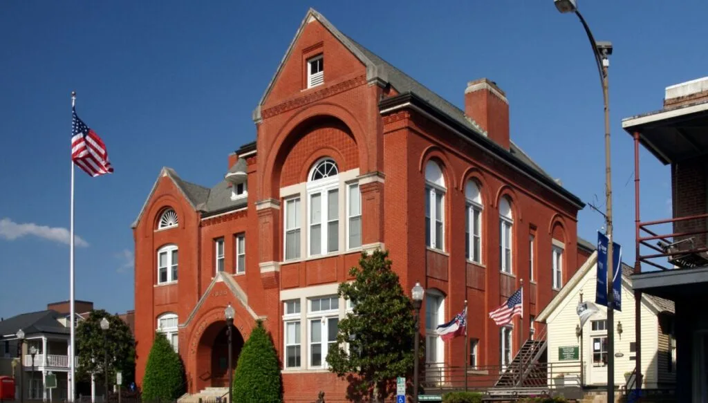 View of a colonial-style red brick building in Oxford in Mississippi. 