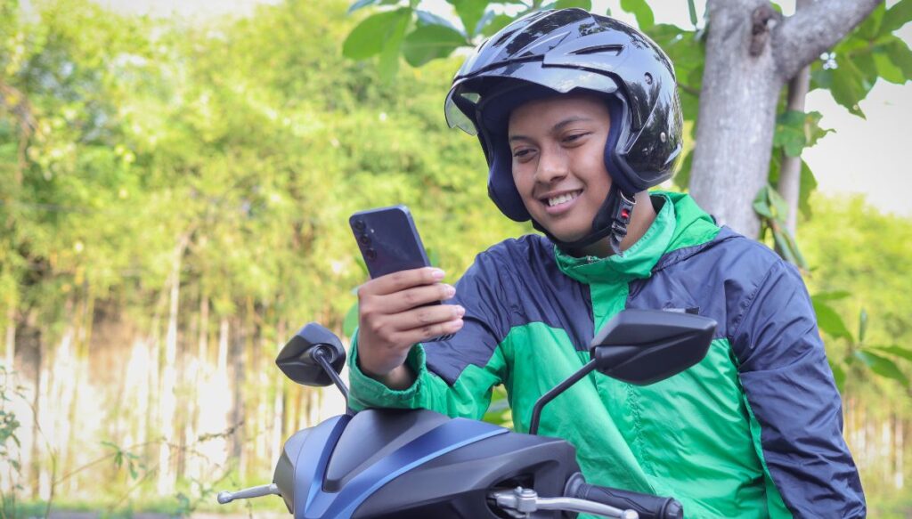 Rideshare Driver Using Phone 6 Best Ways To Navigate A New City On A Girls' Trip - Girl With The ...